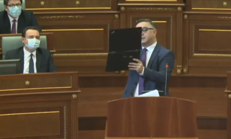 Tahiri puts his laptop in front of Kurt: View rising electricity prices