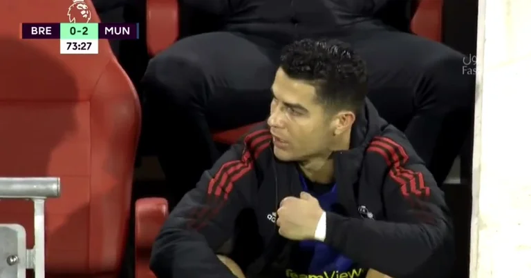 Tu te moques de moi ? ) CR7 a explosé après avoir été remplacé pour Man United ce soir
