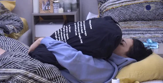 Eingel experimenta gravemente la salida de DJ Dagz, abraza la almohada vestida en su camisa