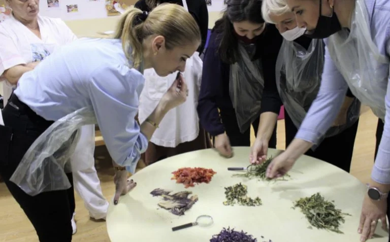 Italian pedagogi talks to Kosovo students about nutrients: Teachers ' Reactions Striked