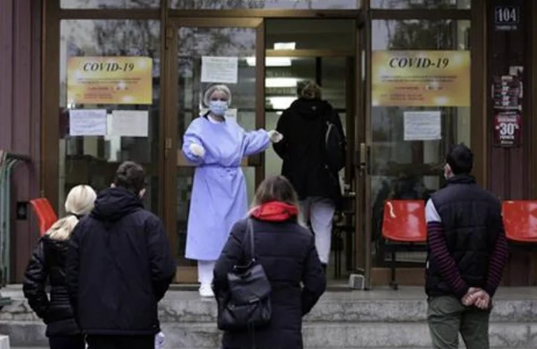 Plus de 18 000 personnes infectées pendant 24 heures en Serbie