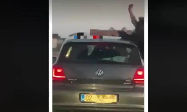Let the passengers get to the car window while driving, police fine the driver