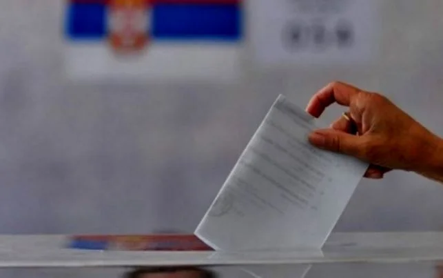 Voting endet im serbischen Referendum, post-22