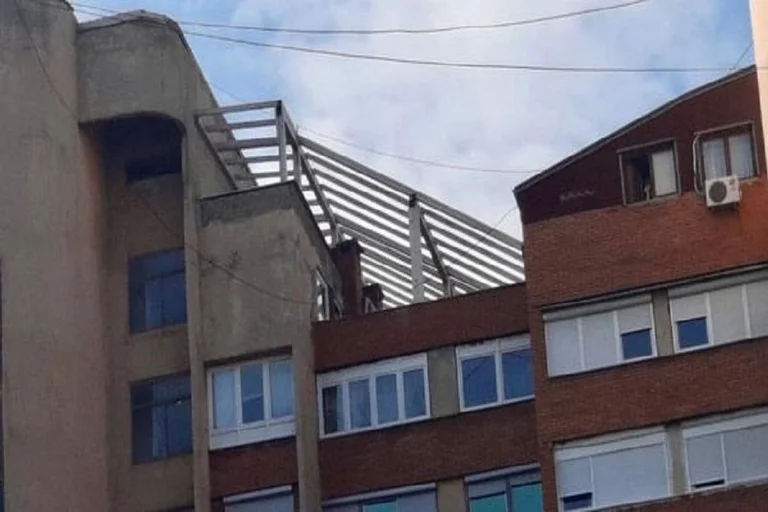 La municipalité de Pristina interdit de travailler sur une superstruction dans “Le SunBregun”