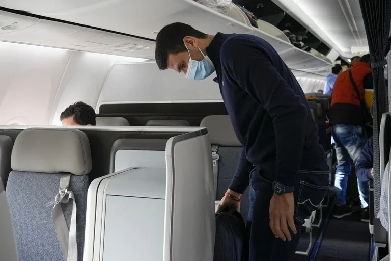 Dopo essere stato espulso dall'Australia, Djokovic parte per Belgrado da Dubai