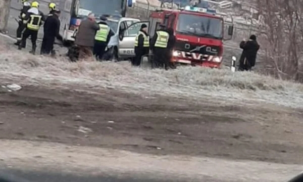 Cuatro van al hospital por accidente de coche de la policía y autobús en Mitrovica