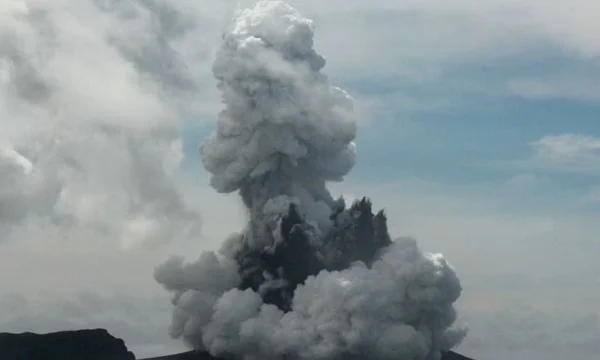 Image de l'éruption massive du volcan à Tonga