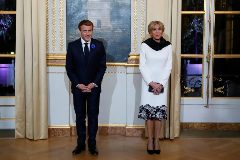 Ihr Mann ist mit seinem Freund”, einem Anruf, der Frankreichs erste Dame stört