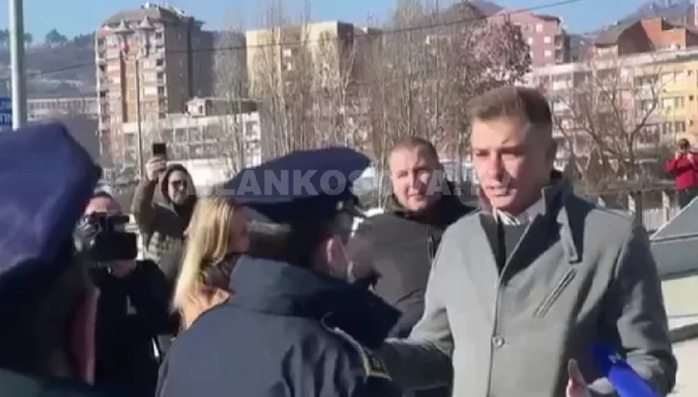 El policía vuelve al serbio que empezó a votar en Mitrovica: Sigue adelante.