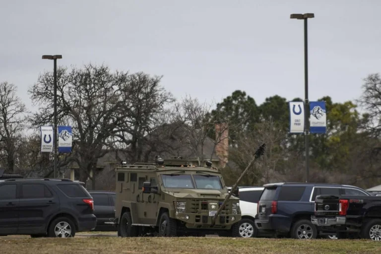 Nach 10 Stunden der Gespräche retten die Texas Police die vier Geiselnahmen, der Entführer wird getötet