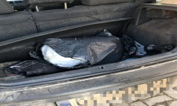 La police en une seule action saisit plus de cinq kilos de drogue, arrête une personne soupçonnée qui a tenté d'échapper aux policiers.