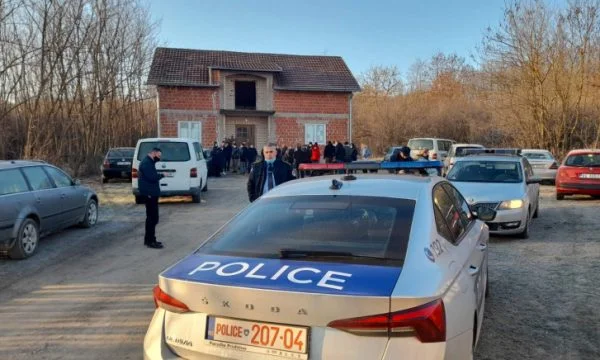 Référence / Certains Serbes se rassemblent à Kline, la police leur demande de se disperser pendant 15 minutes