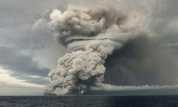 Le volcan sous-marin provoque le tsunami, certains continents à l'alarme