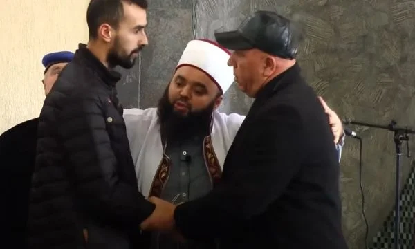 Der junge Mitrovica-Mann, der gestern, einen Monat früher, starb, begnadigte die Familie des Angreifers