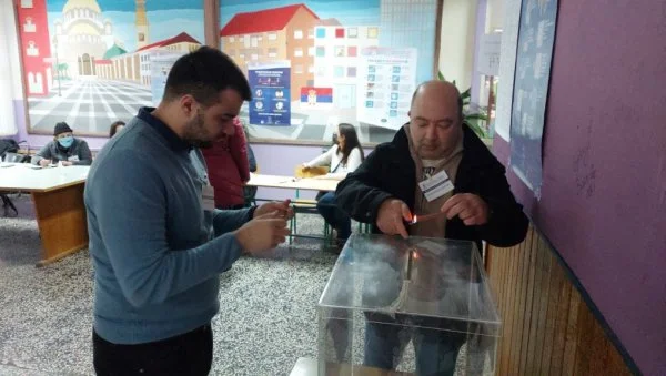 Wahlstationen geöffnet, Kosovo Serben wählen in Serbien