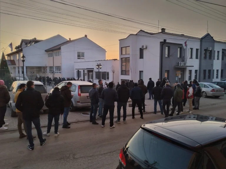 Les Serbes d'Anamorawa partent à Vranje pour voter au référendum injuste du Kosovo