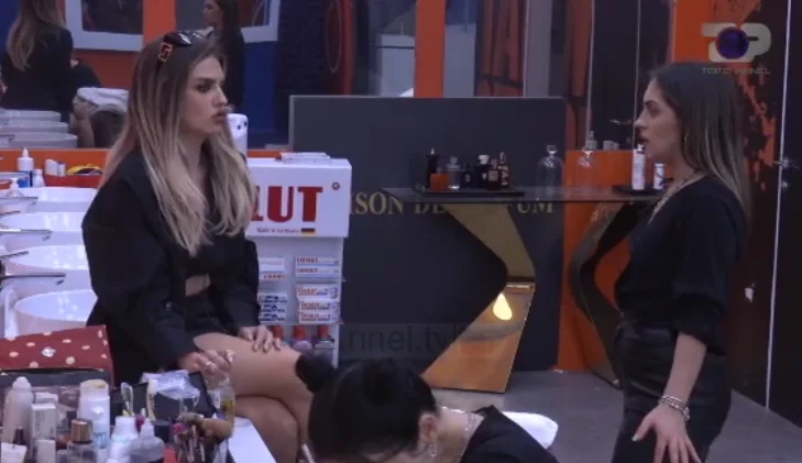 Donald se folla entre Beatrice y Egzone, ¿qué pasa entre chicas?