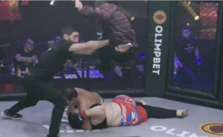 Meçi në MMA mes blogeres femër dhe yllit të pornos mashkull, ndërpritet nga fansi që futet në ring