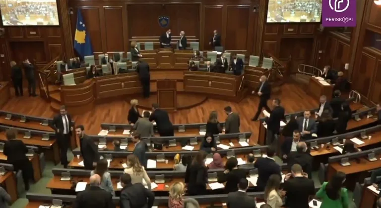 LDK propone un ulteriore punto di risoluzione sul referendum serbo, il Parlamento va in pausa
