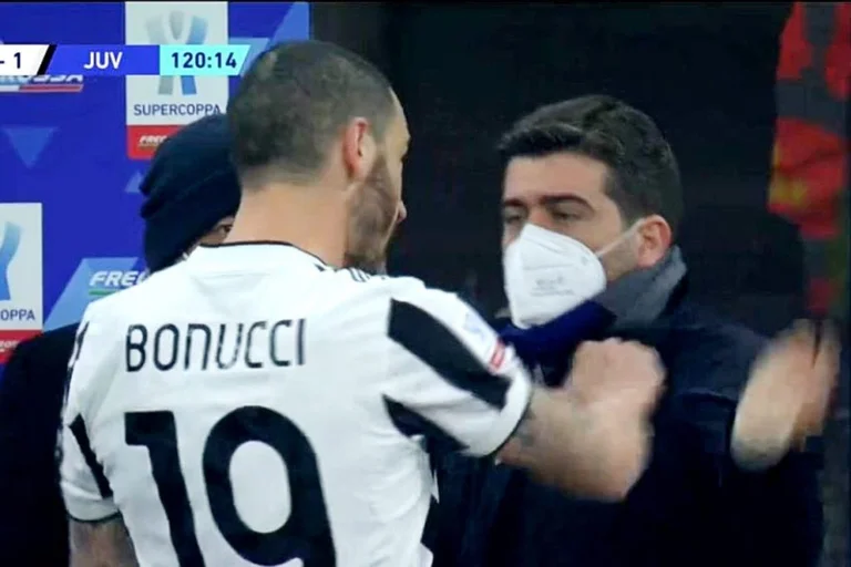 He slapd and threatened to kill the intern, the fans Nrazzur: Asshole, you coward, let's wait.