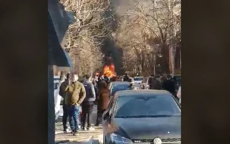 El camión se quemó en 10 minutos, el incendio golpeó tres coches más