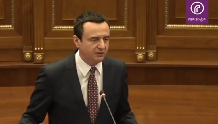 Kurt commence son discours avec « %svranity, égalité, démocratie, indépendance, dit que les Serbes se voient refuser le vote