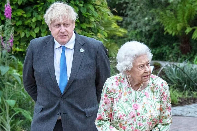 Johnson entschuldigt sich bei der Königin für Büroparteien während der Isolation