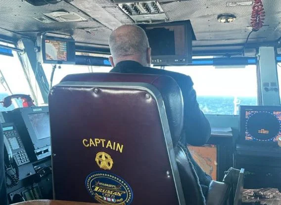 Capitano Rama: Primo ministro albanese dirige il vettore aereo dell'esercito americano