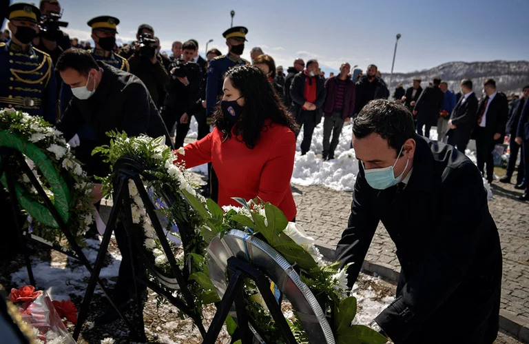 Osmani, Konjufca und Kurti gehen zum 23. Jahrestag von Recak Massacre nach Homazhe