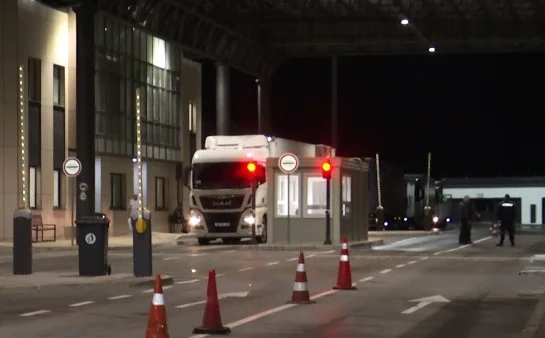 Dies ist die Polizei: Sechs Serben unterstützt, zwei Lkw mit Referendumsmaterialien sind im Zoll