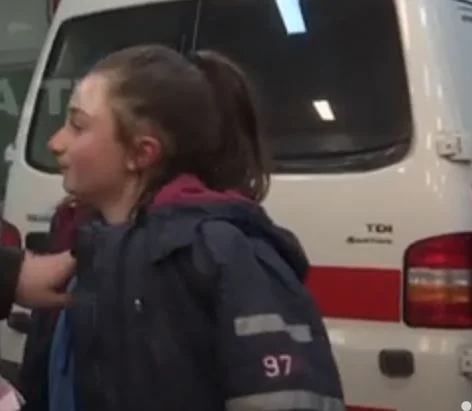 Il a été attaqué par des chiens errants, 12 ans raconte le moment terrible (Vidéo)