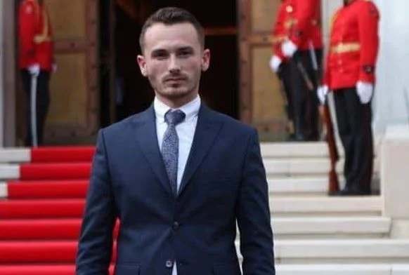 Lo specialista ha invitato i Decanas da quando la guerra aveva solo sei mesi.
