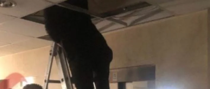 El oficial de la Corte embarazada permanece en el ascensor