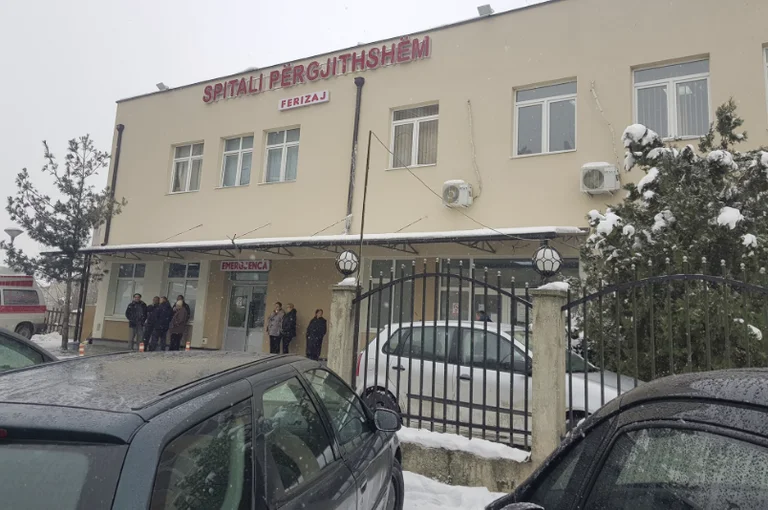 Stava praticando per essere direttore: Nessun uomo per riempire la sua carriera con olio d'ospedale a Ferizaj