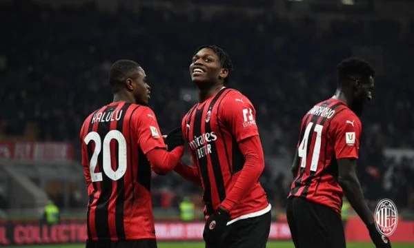 Milan derrota a Genoan después de continuar y asegura cuartos de final de la Copa Italia