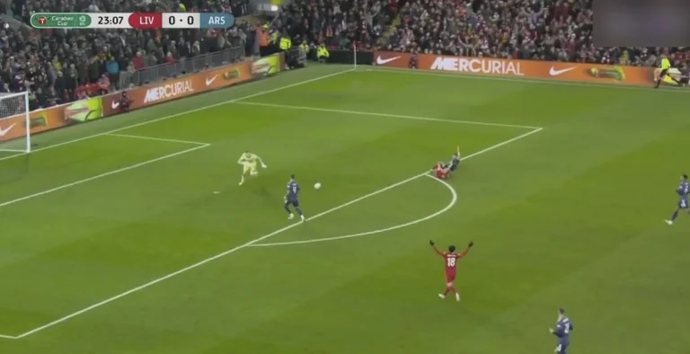 Granit Jaka est expulsé directement en rouge contre Liverpool après avoir brutalement frappé Jonathan