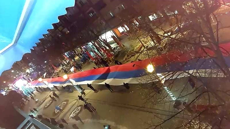 North Mitrovica Square von der serbischen Flagge, hunderte Meter lang