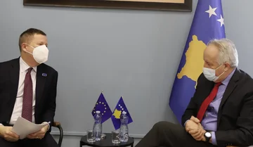 El ministro de salud se reúne con el jefe de la UE en Kosovo: la foto de la reunión tiene un detalle interesante, no tiene los zapatos hechos con el título de usuario