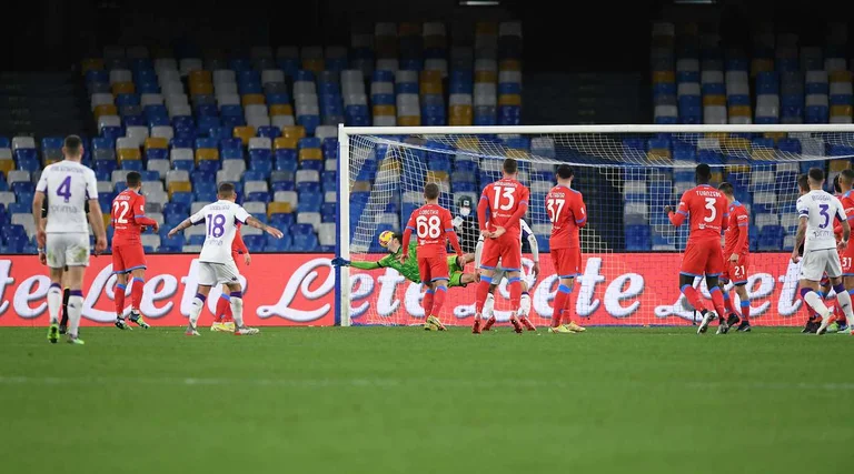 Fiorentin vince il matto con sette gol di tre carte rosse contro Napoli