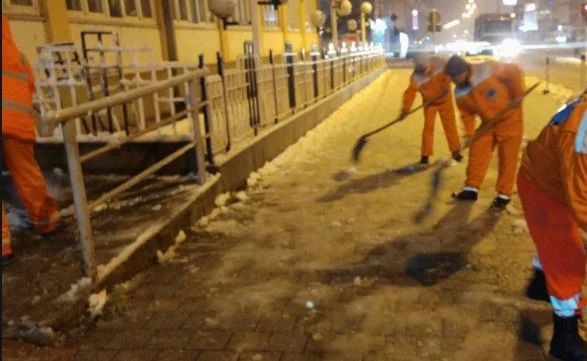 Auto traf eine Person, die Schnee auf den Straßen von Podujevo geräumt hat