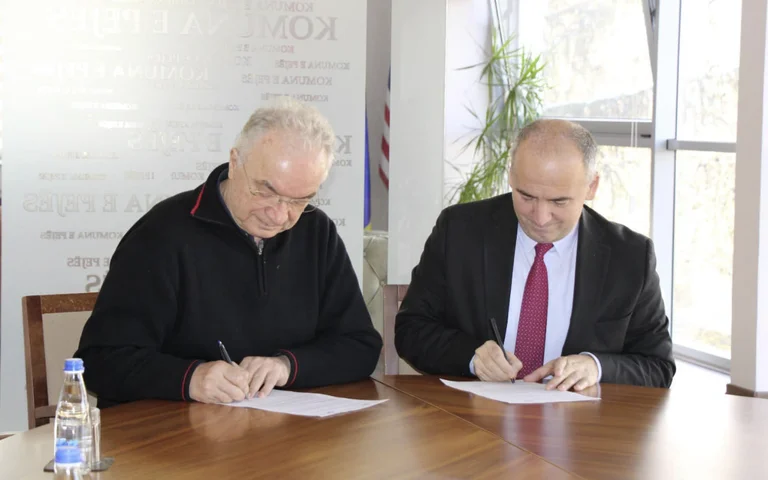 LDK und PDK Koalition in Pec: Sign Xhavit Haliti und Gazmend Muhajari