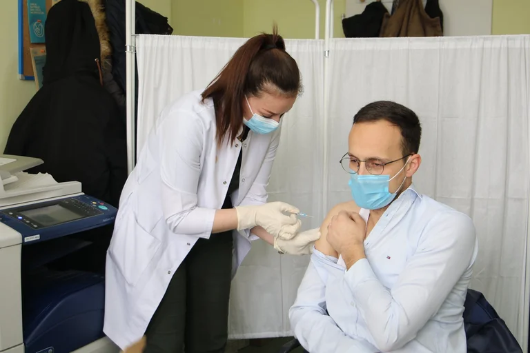 Der Bürgermeister von Gjilan erhält die dritte Impfdosis