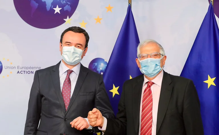 Borrell a insisté pour que les Serbes du Kosovo votent au référendum serbe : Il appelle ça un rassemblement.