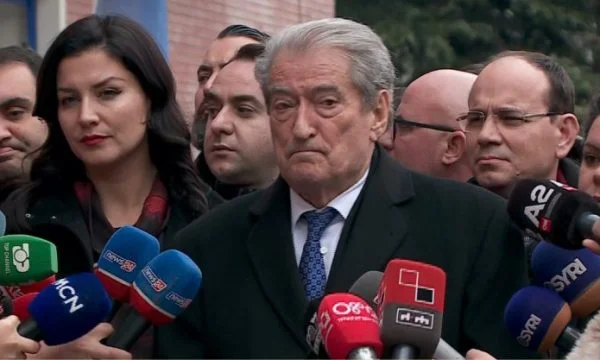 Sali Berisha near PD headquarters opens the main gate