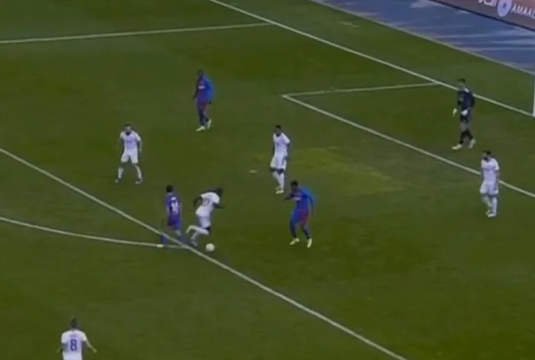 Mendy des trois joueurs de Barcelone avec des mouvements super dans sa zone de pénalité