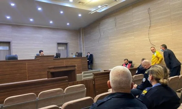 Il a cassé une mosquée de bar à Pristina et volé six heures de main, Algérien comparaît devant le tribunal