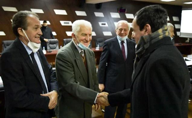 Kurti insta a ayudar con académicos de Kosovo, dan algunas opciones
