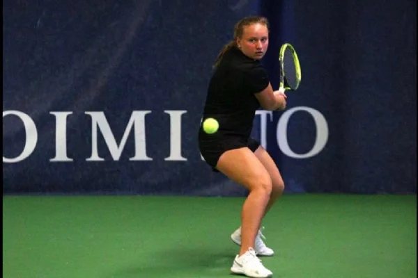 La joueuse de tennis du Kosovo Arlinda Rushiti bat la Russe Ekatarita Casojova dans <x0World Tennis Tour”