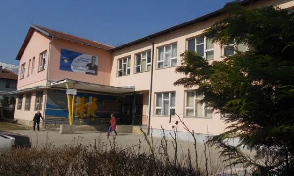 Dies ist der Gesundheitszustand und Studenten, die aus dem zweiten Stock der Schule sprangen.