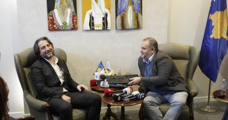 Pristina, escribe progreso: Shpend Ahmeti indica que se le pidió que limpiara las calles